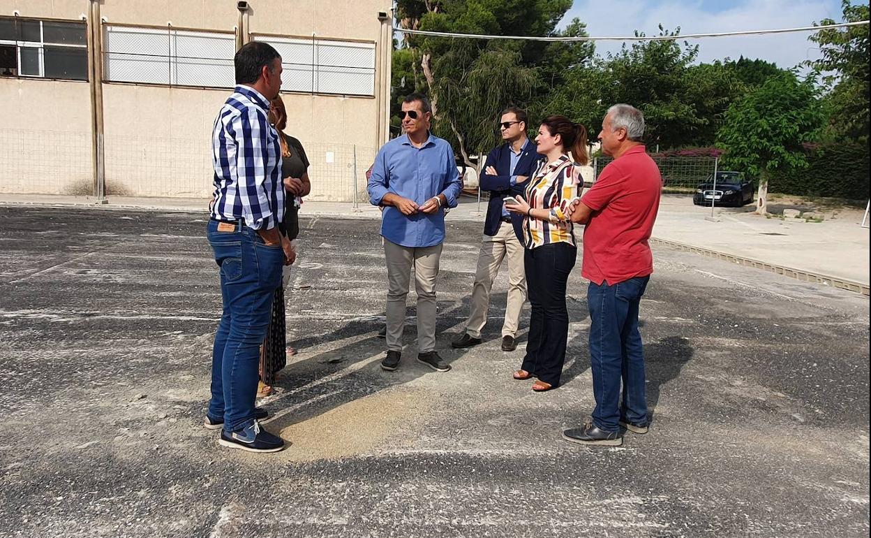 La Consejería de Educación y Cultura en su visita al IES Aljada de Puente Tocinos.