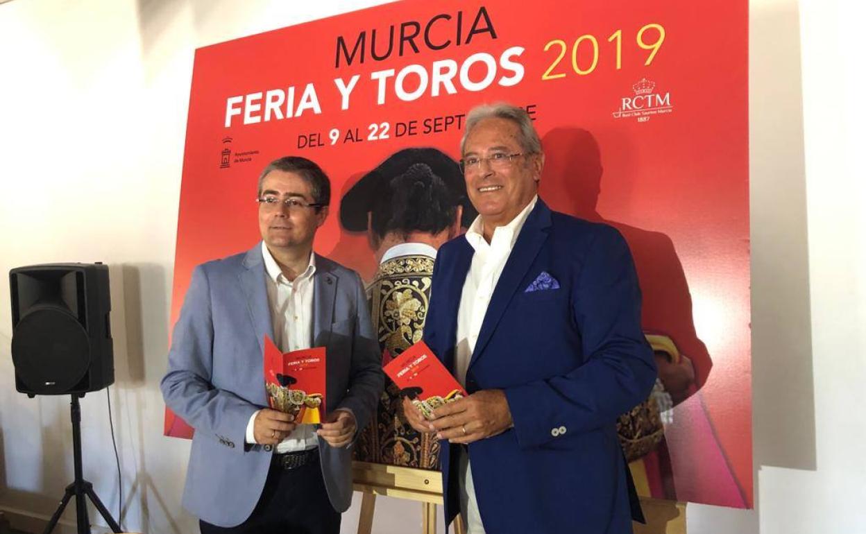 El concejal Jesús Pacheco junto al presidente del Club Taurino de Murcia, Alfonso Avilés.