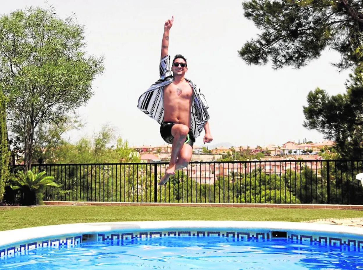 Pascual Cantero, 'Muerdo', en pleno salto a la piscina.