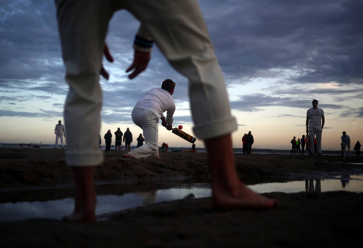 Cada año, en los 'Brambles sandback', se juega un partido de cricket sobre la arena que queda ante la subida de las mareas