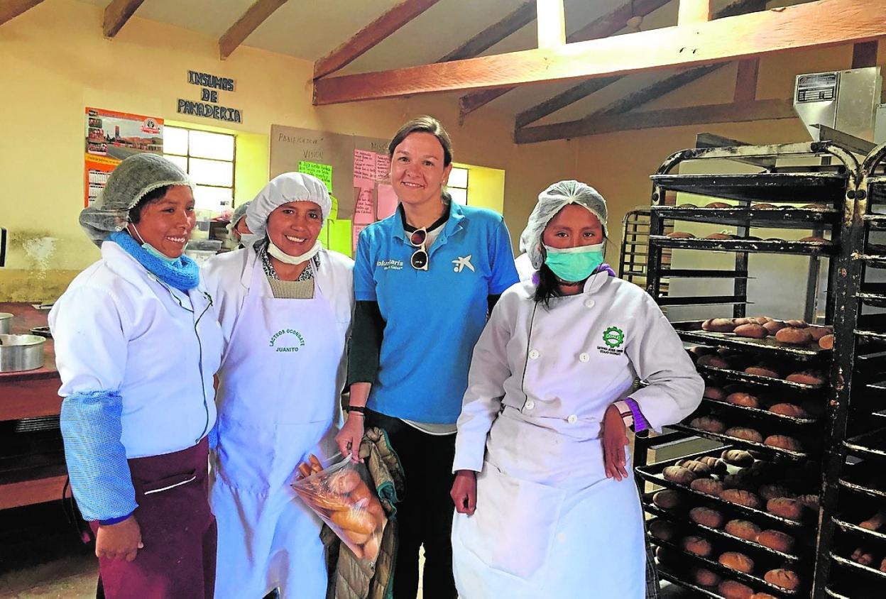 Gemma Pérez-Santamarina junto a beneficiarias de la entidad, en Andahuaylillas (Perú). 
