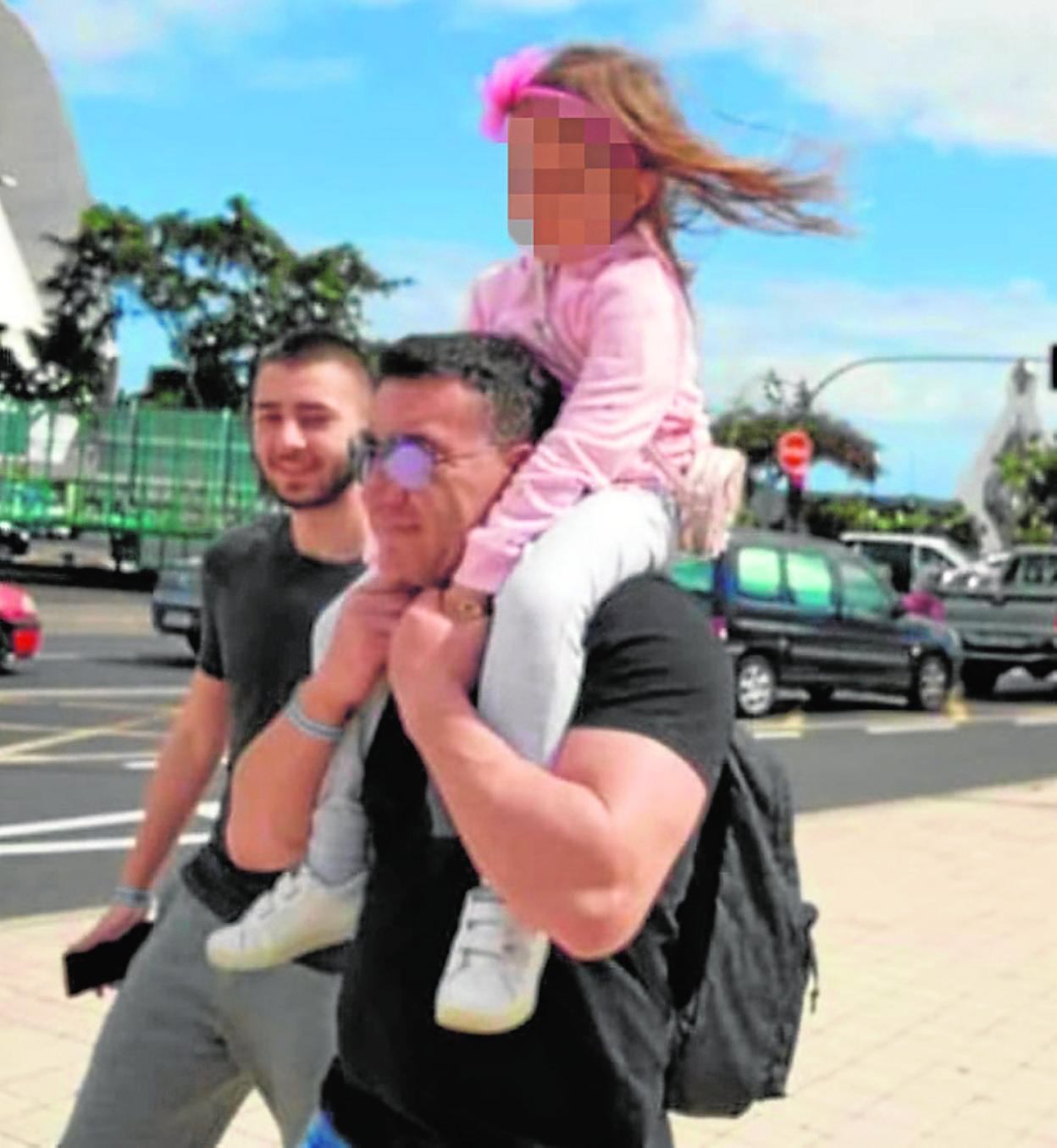 Toni, con su hija a hombros, el día que regresó a Rumanía. 