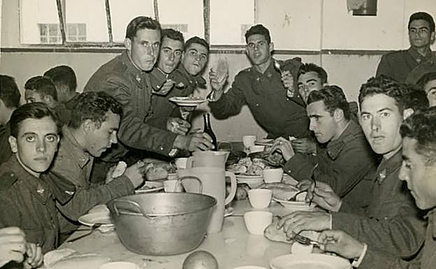 Imagen principal - Arriba. Pilotos de la AGA durante una comida de hermandad. :: AYTO. SAN JAVIER // Izquierda. Hangares de la Academia General del Aire (1950). :: AYTO. SAN JAVIER // Derecha. Equipo de la Patrulla Águila en 1985 :: AGA