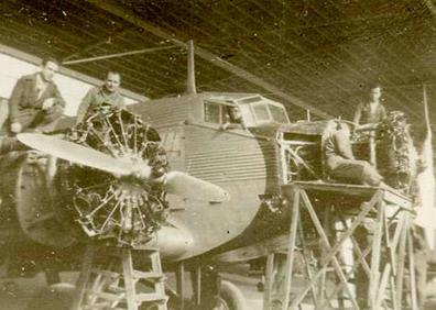 Imagen secundaria 1 - Arriba. Pilotos de la AGA durante una comida de hermandad. :: AYTO. SAN JAVIER // Izquierda. Hangares de la Academia General del Aire (1950). :: AYTO. SAN JAVIER // Derecha. Equipo de la Patrulla Águila en 1985 :: AGA