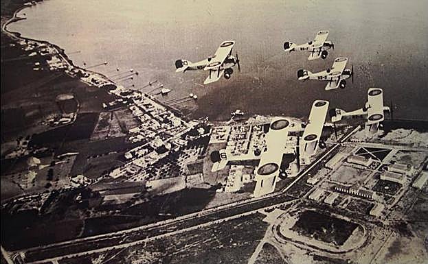 Escuadrilla sobrevolando La Ribera y la AGA en 1934. 