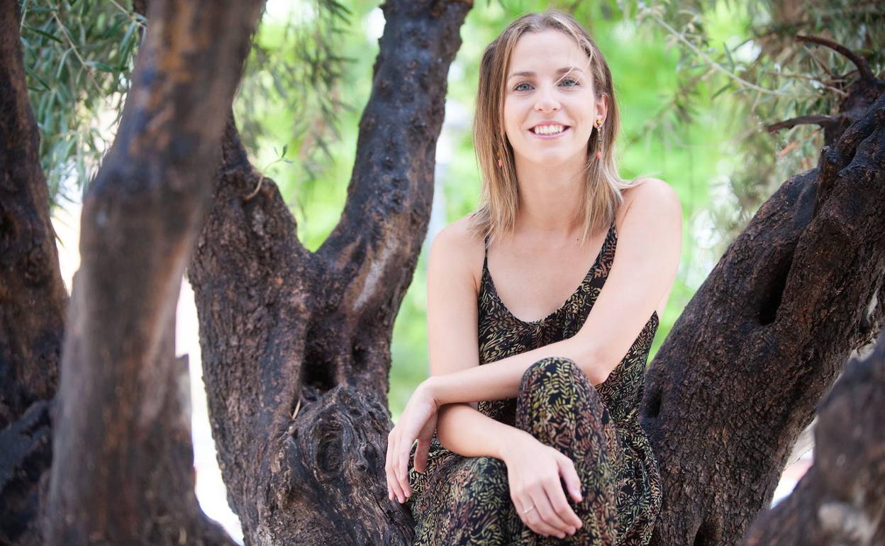 La bailarina murciana María Muñoz, en un jardín de Cabezo de Torres.