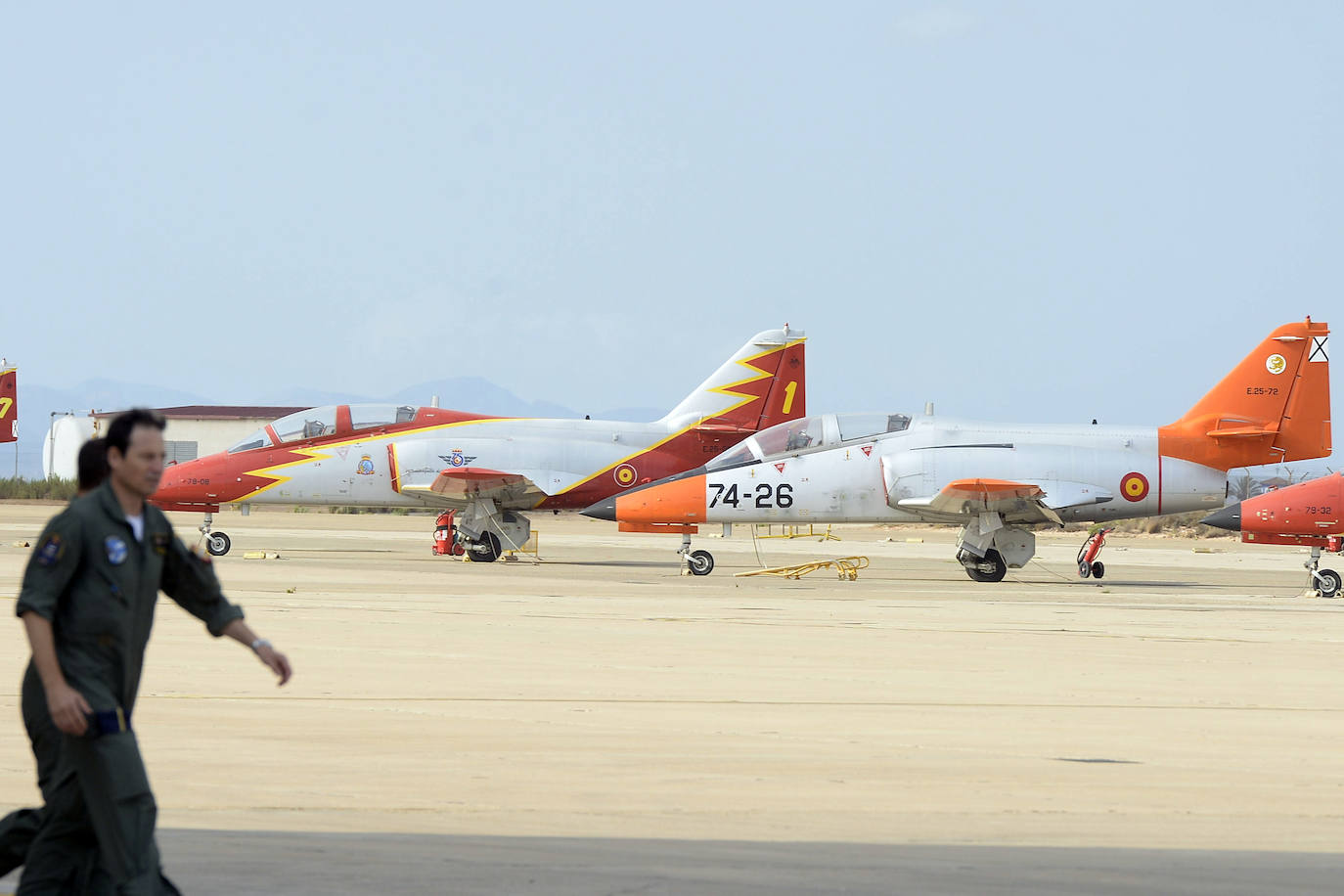 La ministra de Defensa visita la AGA en San Javier «para dar apoyo y mostrar la solidaridad del Gobierno a los compañeros y familiares» del piloto fallecido la semana pasada