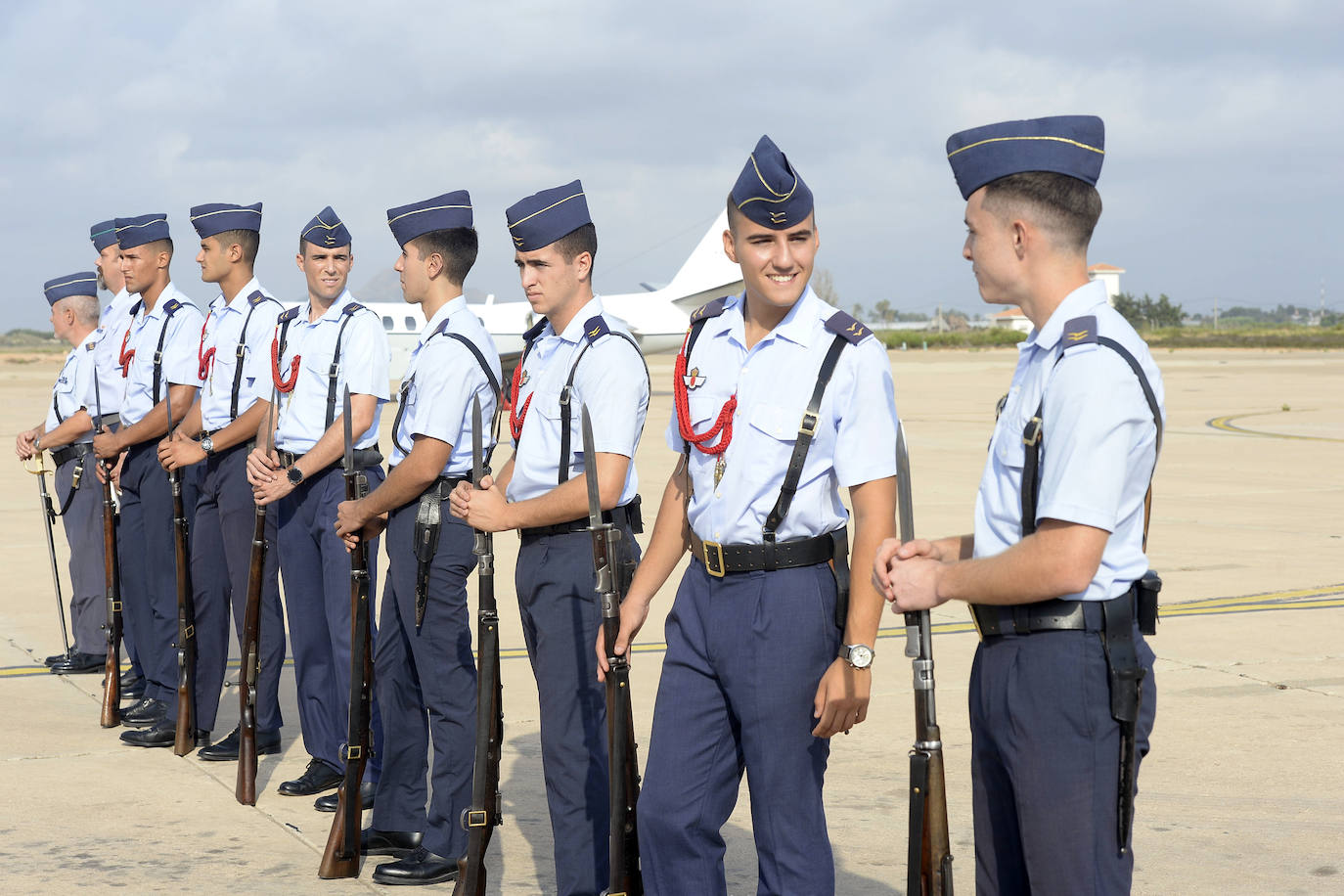 La ministra de Defensa visita la AGA en San Javier «para dar apoyo y mostrar la solidaridad del Gobierno a los compañeros y familiares» del piloto fallecido la semana pasada