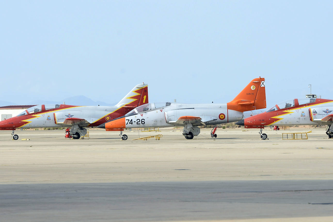 La ministra de Defensa visita la AGA en San Javier «para dar apoyo y mostrar la solidaridad del Gobierno a los compañeros y familiares» del piloto fallecido la semana pasada