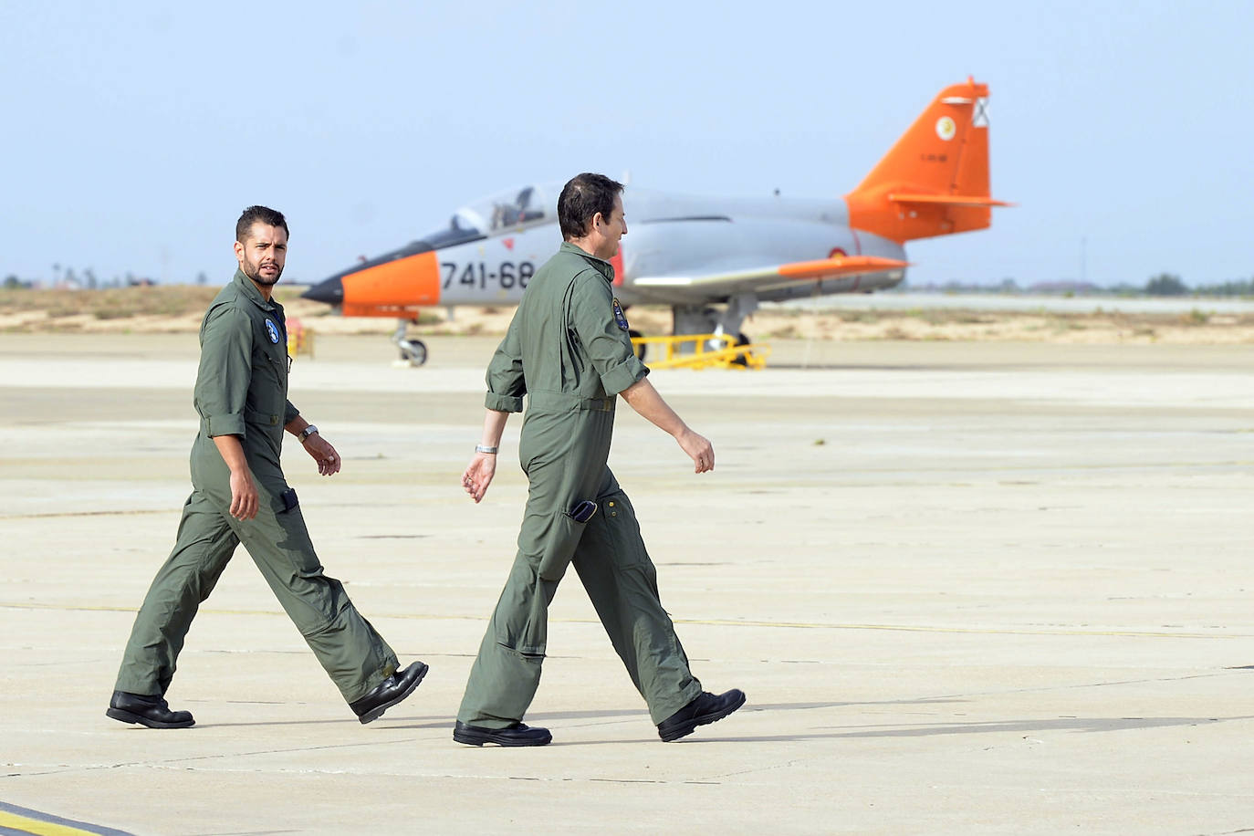 La ministra de Defensa visita la AGA en San Javier «para dar apoyo y mostrar la solidaridad del Gobierno a los compañeros y familiares» del piloto fallecido la semana pasada