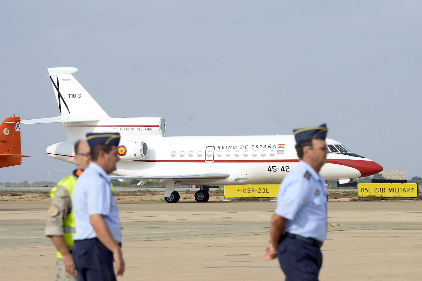 La ministra de Defensa visita la AGA en San Javier «para dar apoyo y mostrar la solidaridad del Gobierno a los compañeros y familiares» del piloto fallecido la semana pasada