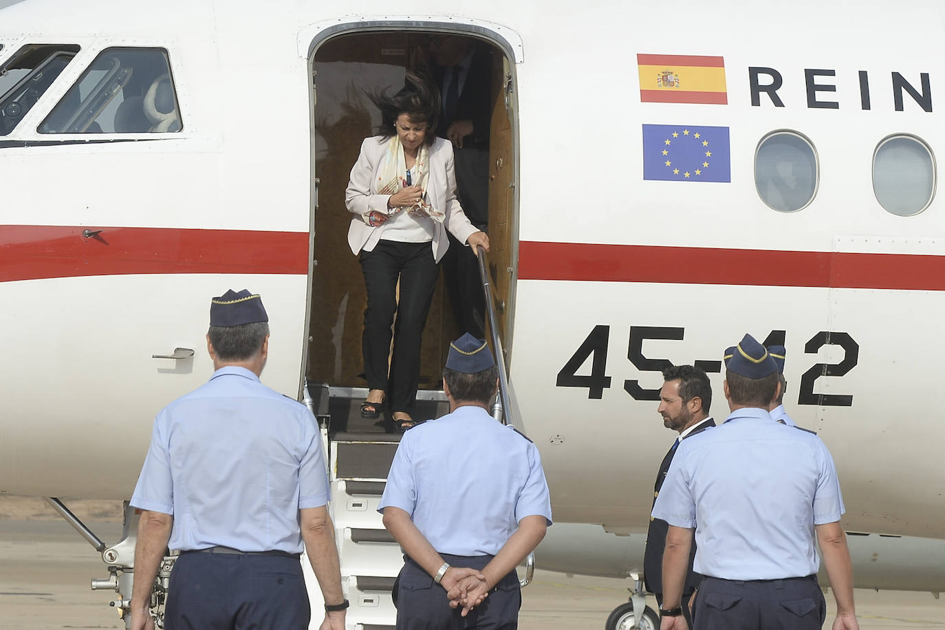 La ministra de Defensa visita la AGA en San Javier «para dar apoyo y mostrar la solidaridad del Gobierno a los compañeros y familiares» del piloto fallecido la semana pasada