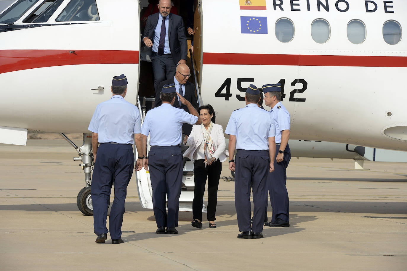 La ministra de Defensa visita la AGA en San Javier «para dar apoyo y mostrar la solidaridad del Gobierno a los compañeros y familiares» del piloto fallecido la semana pasada