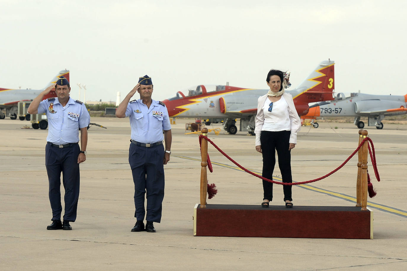 La ministra de Defensa visita la AGA en San Javier «para dar apoyo y mostrar la solidaridad del Gobierno a los compañeros y familiares» del piloto fallecido la semana pasada