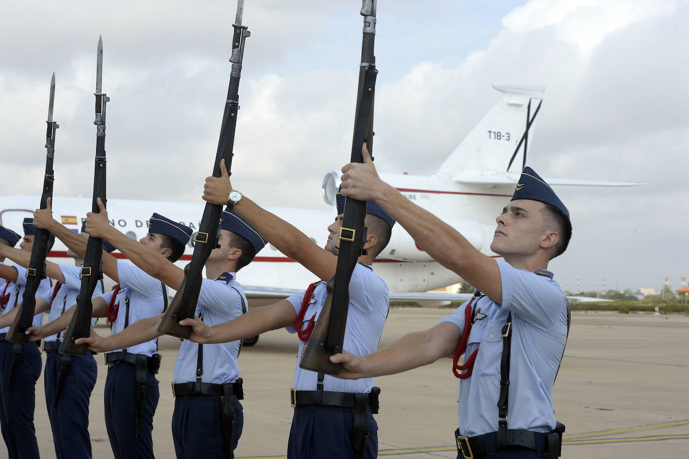 La ministra de Defensa visita la AGA en San Javier «para dar apoyo y mostrar la solidaridad del Gobierno a los compañeros y familiares» del piloto fallecido la semana pasada