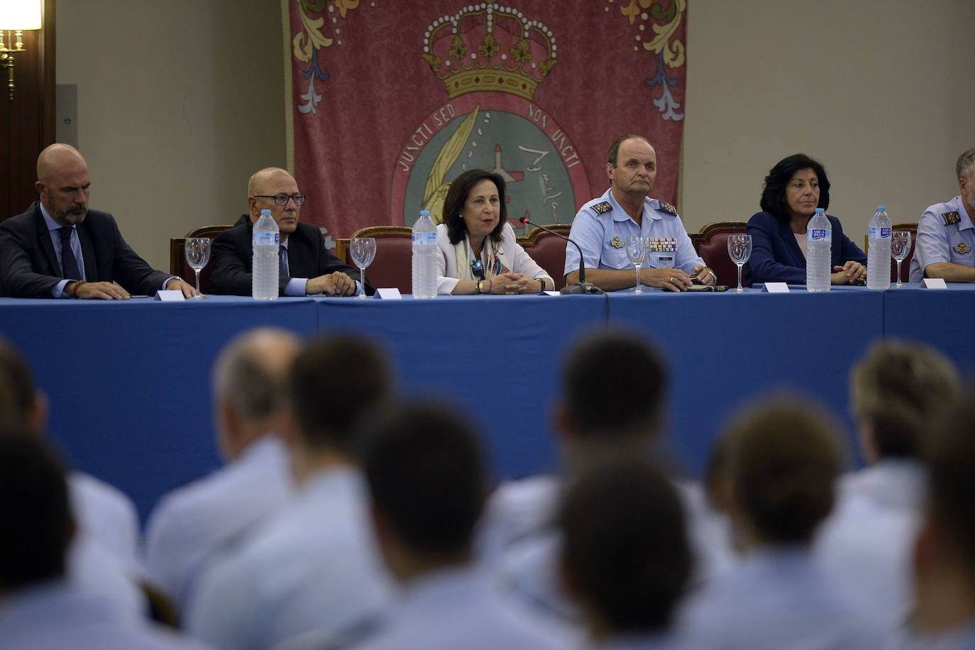 La ministra de Defensa visita la AGA en San Javier «para dar apoyo y mostrar la solidaridad del Gobierno a los compañeros y familiares» del piloto fallecido la semana pasada