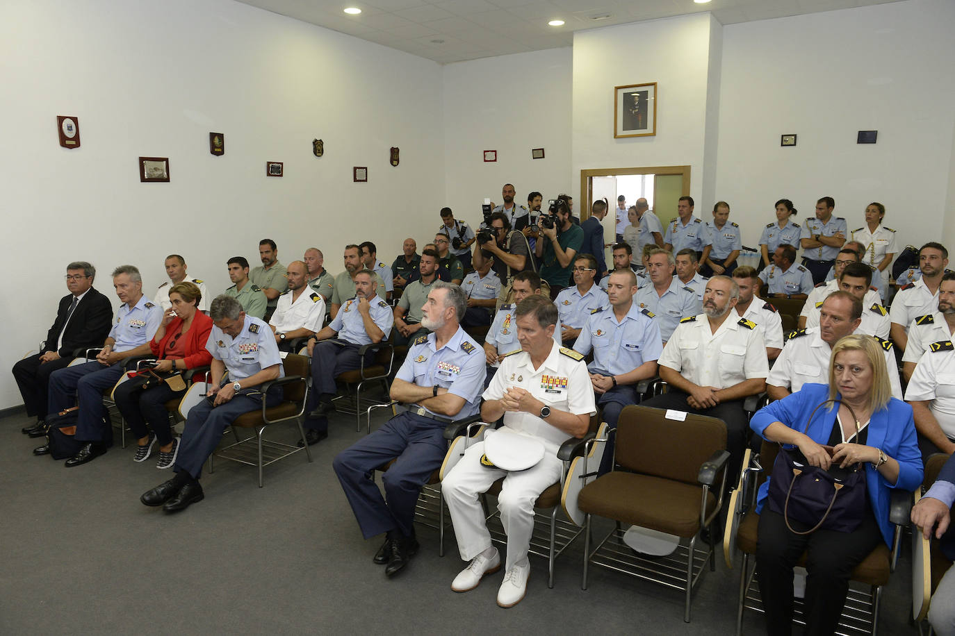 La ministra de Defensa visita la AGA en San Javier «para dar apoyo y mostrar la solidaridad del Gobierno a los compañeros y familiares» del piloto fallecido la semana pasada