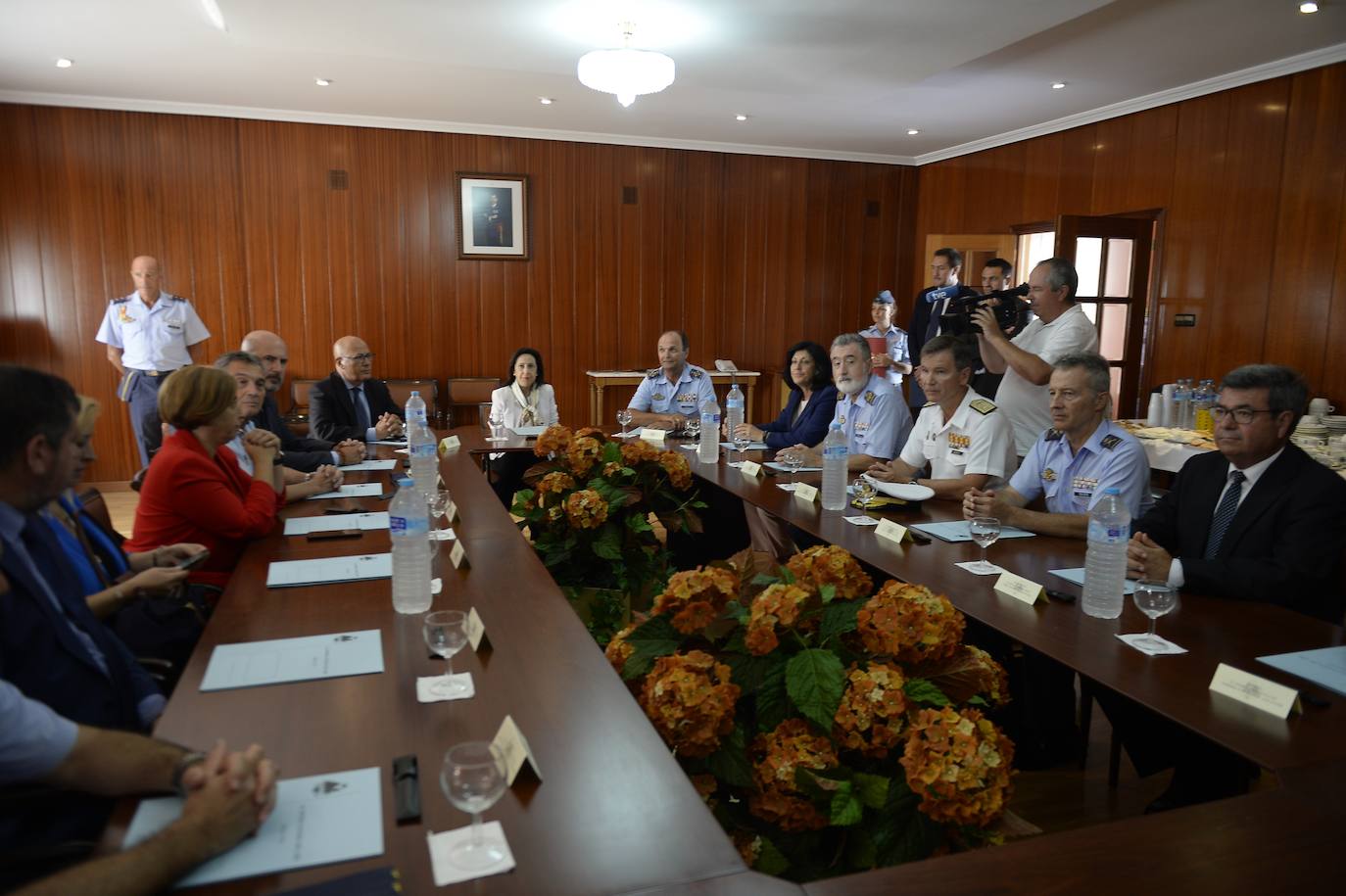 La ministra de Defensa visita la AGA en San Javier «para dar apoyo y mostrar la solidaridad del Gobierno a los compañeros y familiares» del piloto fallecido la semana pasada