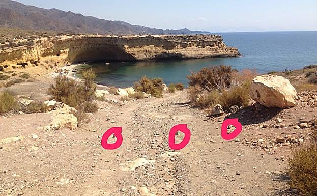 Acceso a Cala Blanca. En rojo, los puntos donde han sido arrancados los postes de madera.