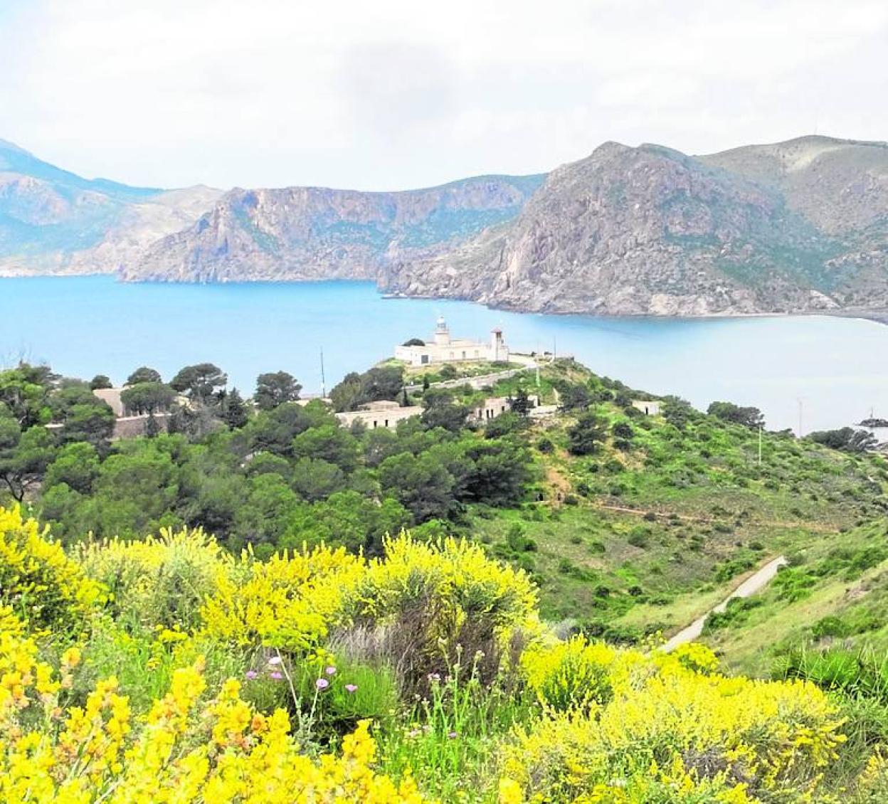 A lo lejos, el faro de Portmán. 