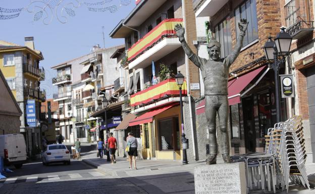 Imagen principal - Imágenes de la estatua y el museo de Paquito Fernández Ochoa. 