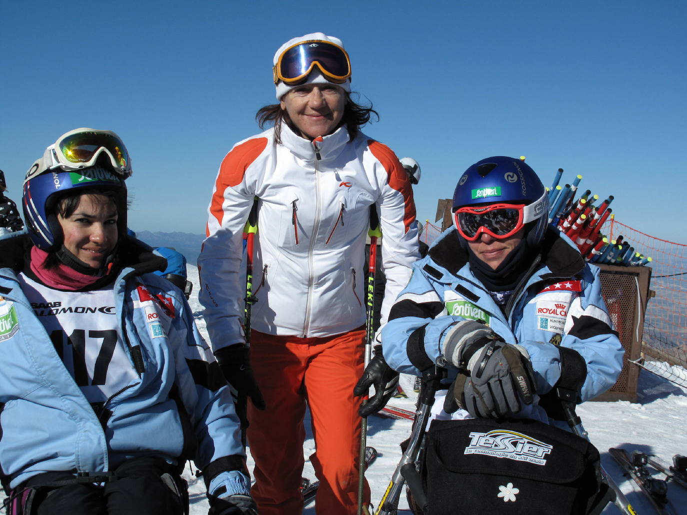 Blanca Fernández Ochoa entre Irene Villa y Natalie Carpanedo en los campeonatos de España de esquí adaptado que se celebraron en Sierra Nevada en el año 2009. 