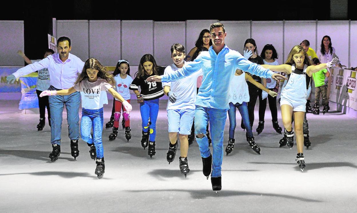 Fernández, ayer, en la pista de hielo de Myrtea, en una clase a hijos de trabajadores de ElPozo. 