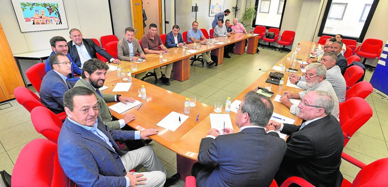 Los miembros de la Mesa del Agua se reúnen por primera vez después del verano, ayer en la sede de Croem, en Murcia. 