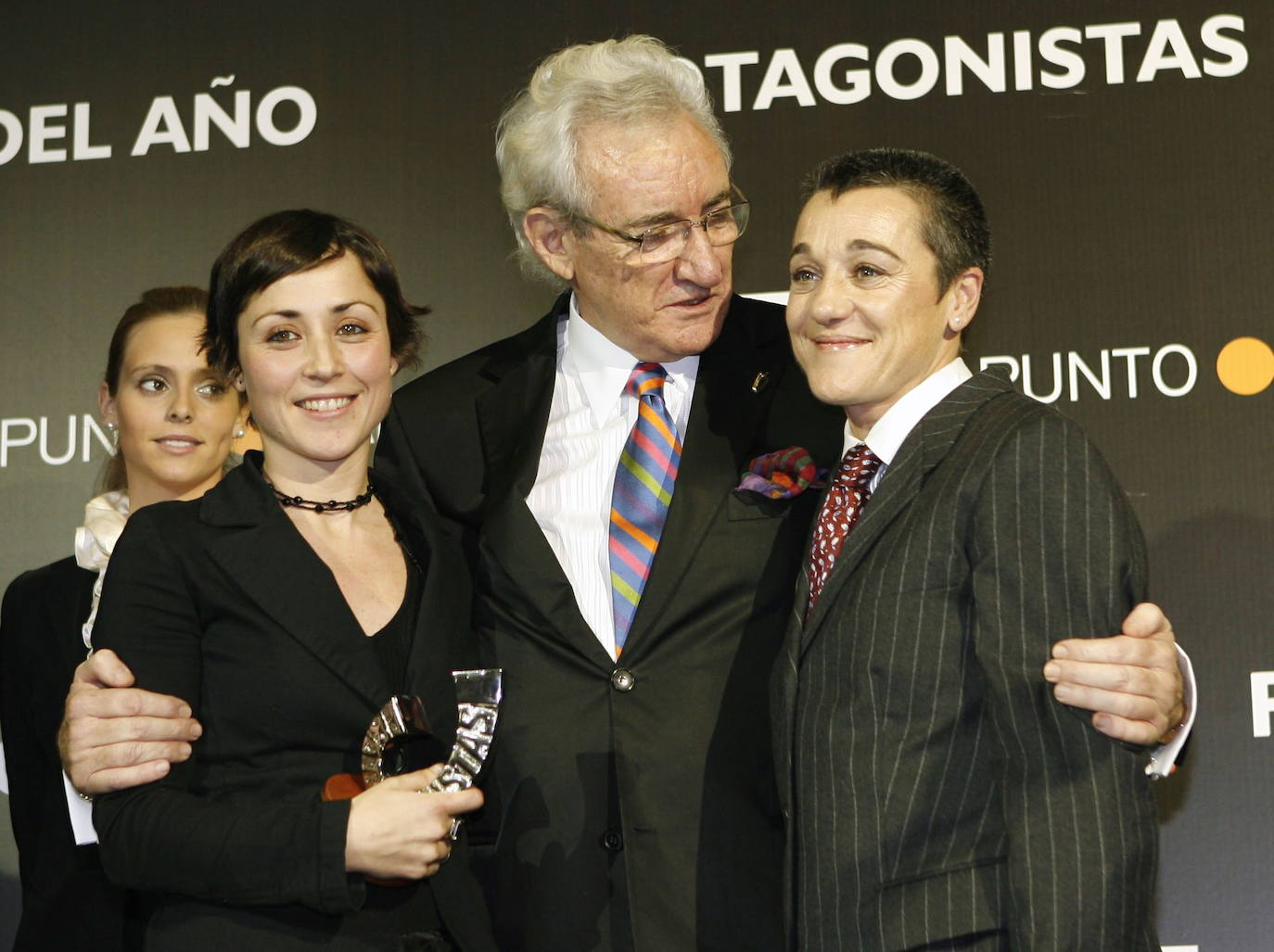 Blanca Fernández Ochoa recibe el premio Protagonistas de manos del periodista Luis del Olmo.