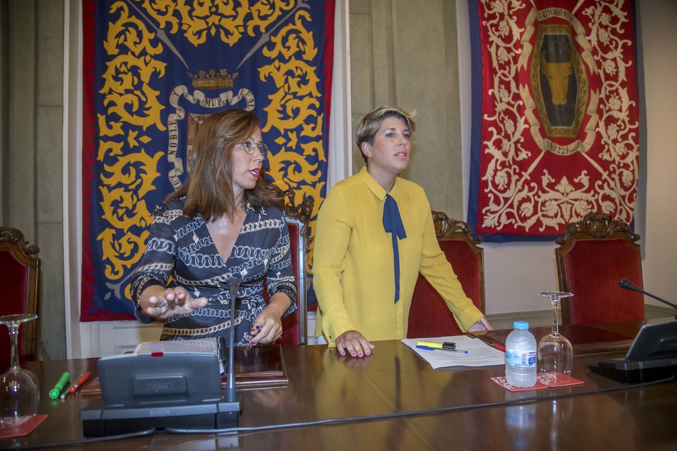 Durante el Pleno, la alcaldesa, Ana Belén Castejón, protagonizó un encontronazo dialéctico con el portavoz de MC, José López.