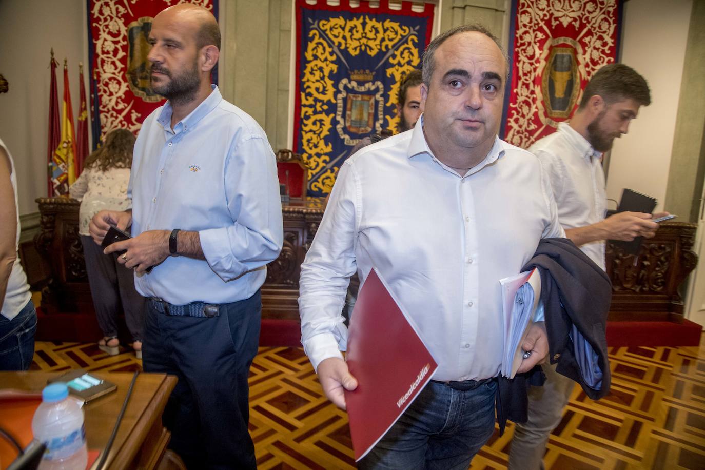 Durante el Pleno, la alcaldesa, Ana Belén Castejón, protagonizó un encontronazo dialéctico con el portavoz de MC, José López.