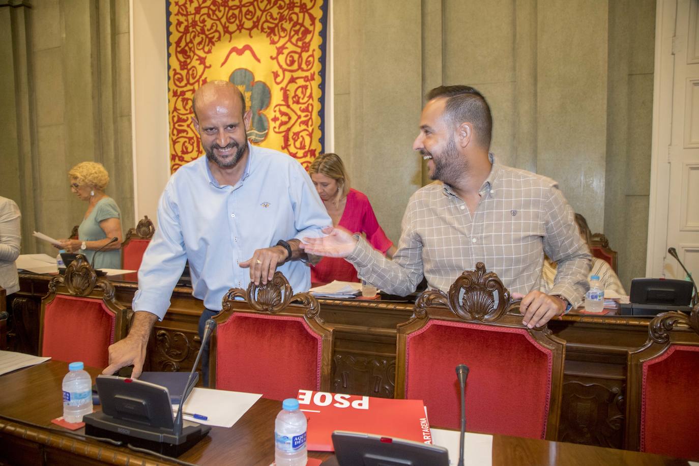 Durante el Pleno, la alcaldesa, Ana Belén Castejón, protagonizó un encontronazo dialéctico con el portavoz de MC, José López.