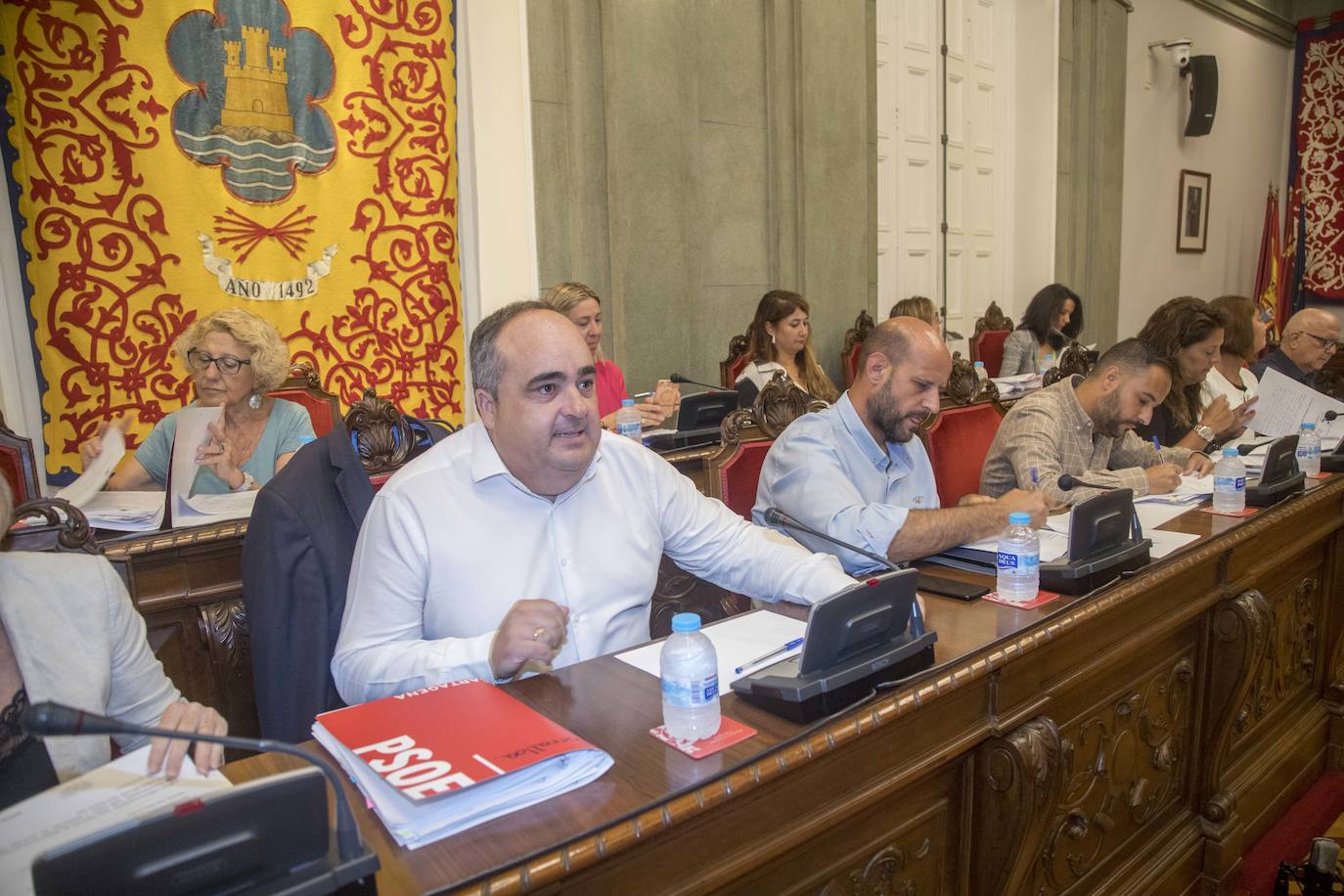 Durante el Pleno, la alcaldesa, Ana Belén Castejón, protagonizó un encontronazo dialéctico con el portavoz de MC, José López.