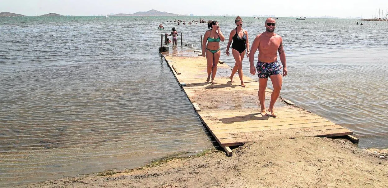 Pasarela instalada por los vecinos en Los Urrutias (Cartagena) para salvar los lodos de la orilla. 