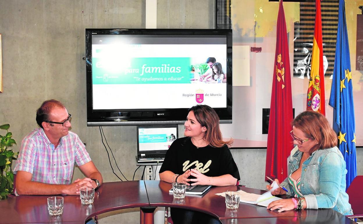 La consejera Esperanza Moreno (c), ayer, con Víctor Marín, responsable del servicio de Formación del Profesorado, y María del Mar Sánchez, directora del Observatorio para la Convivencia Escolar. 