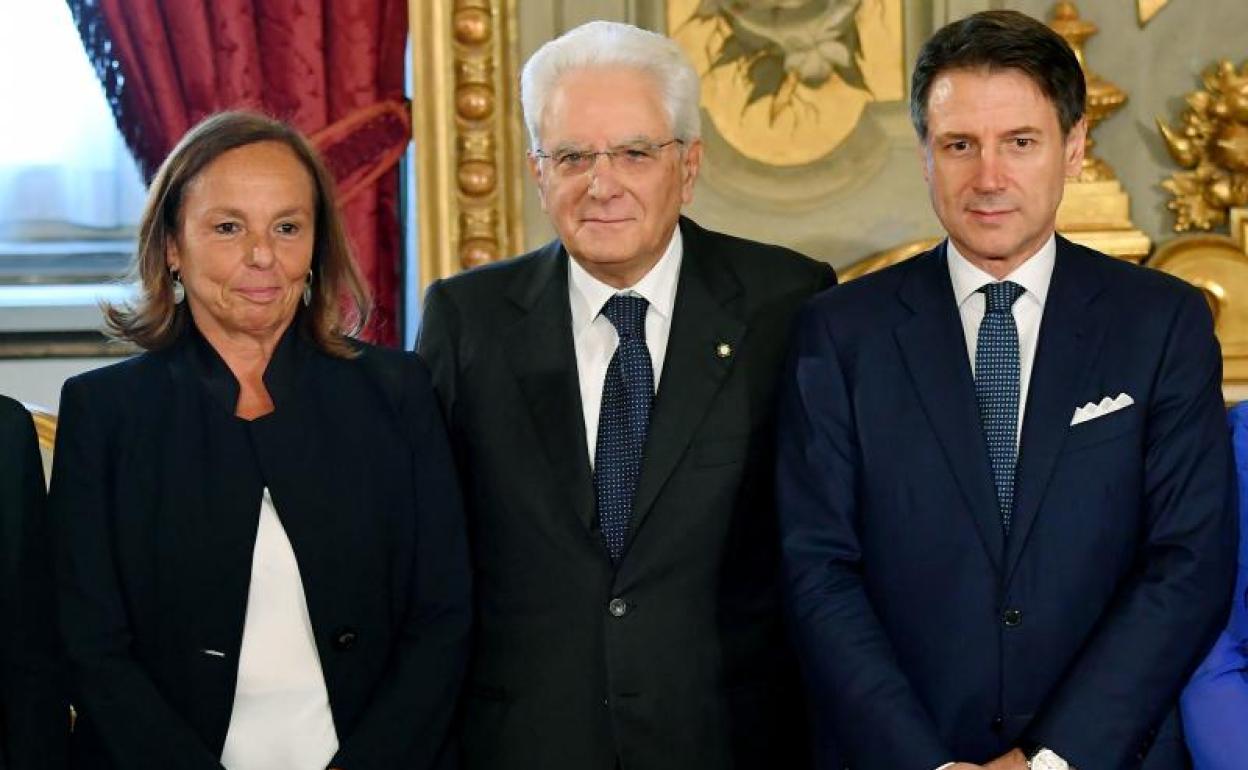 La ministra del Interior junto al presidente de la República y el primer ministro.