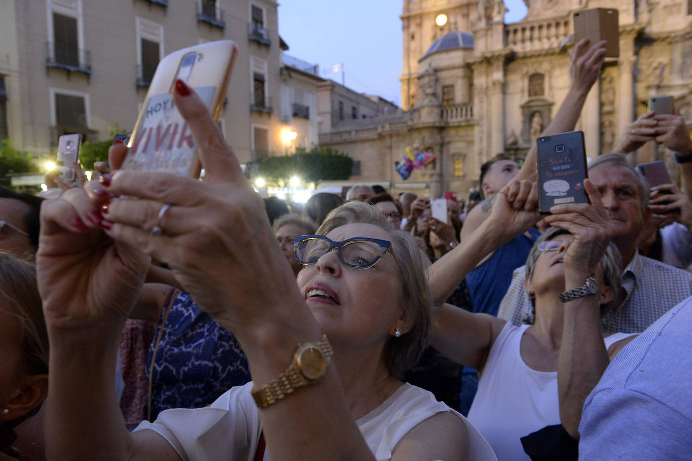 Miles de devotos acompañaron a La Patrona hasta la plaza Cardenal Belluga, donde fue recibida por una petalada formada por 10.000 pétalos de rosa