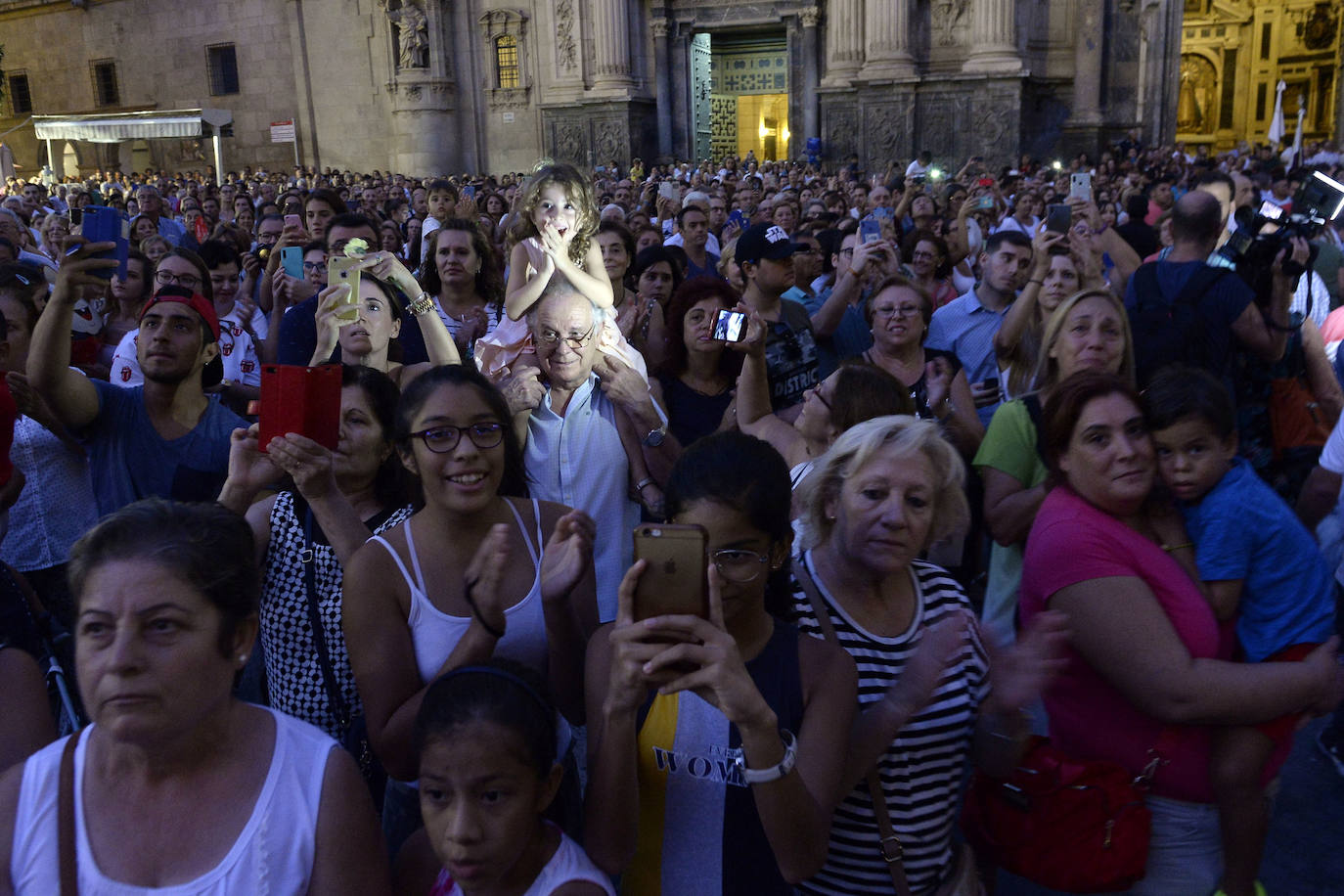 Miles de devotos acompañaron a La Patrona hasta la plaza Cardenal Belluga, donde fue recibida por una petalada formada por 10.000 pétalos de rosa