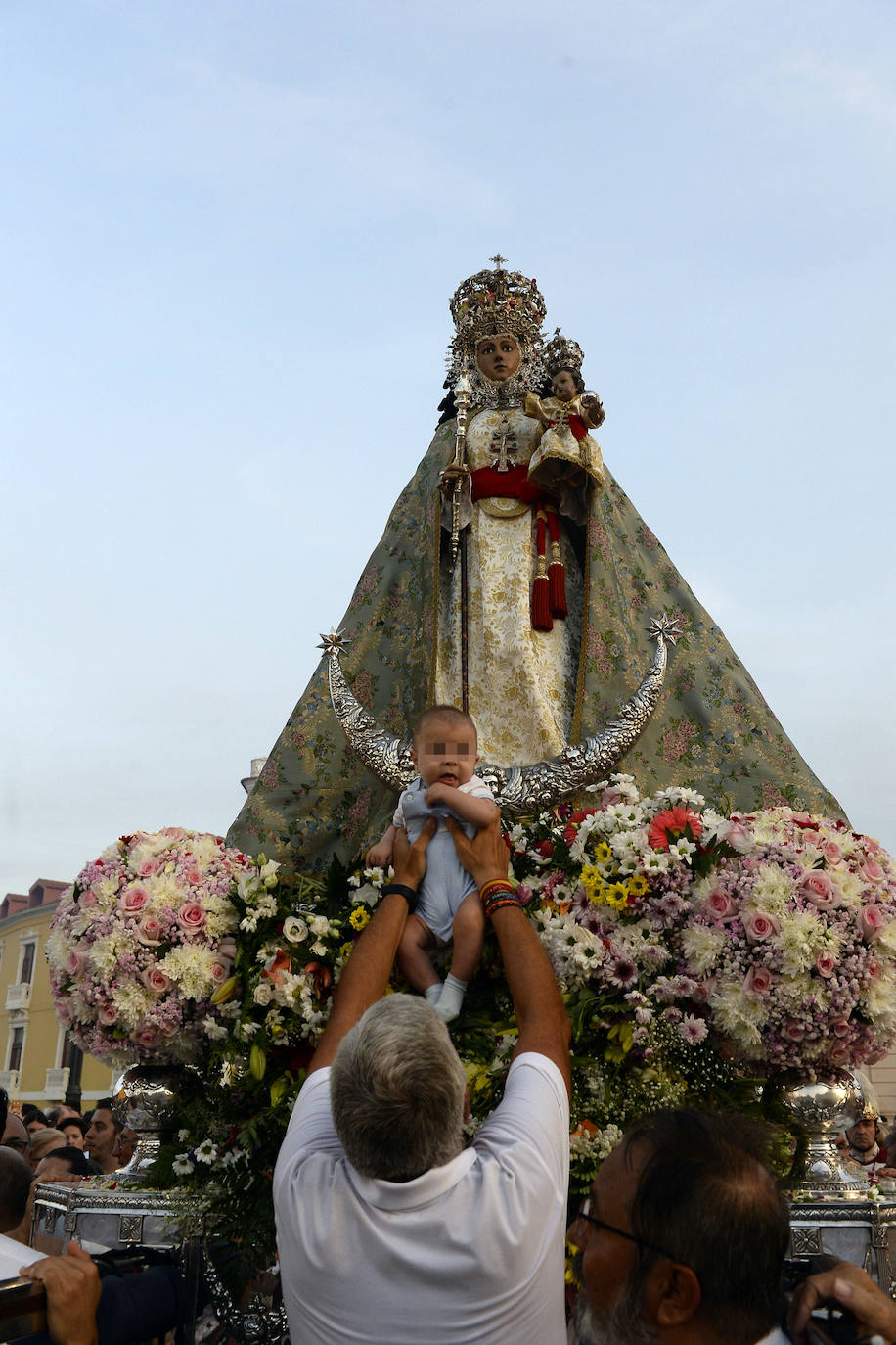 Miles de devotos acompañaron a La Patrona hasta la plaza Cardenal Belluga, donde fue recibida por una petalada formada por 10.000 pétalos de rosa