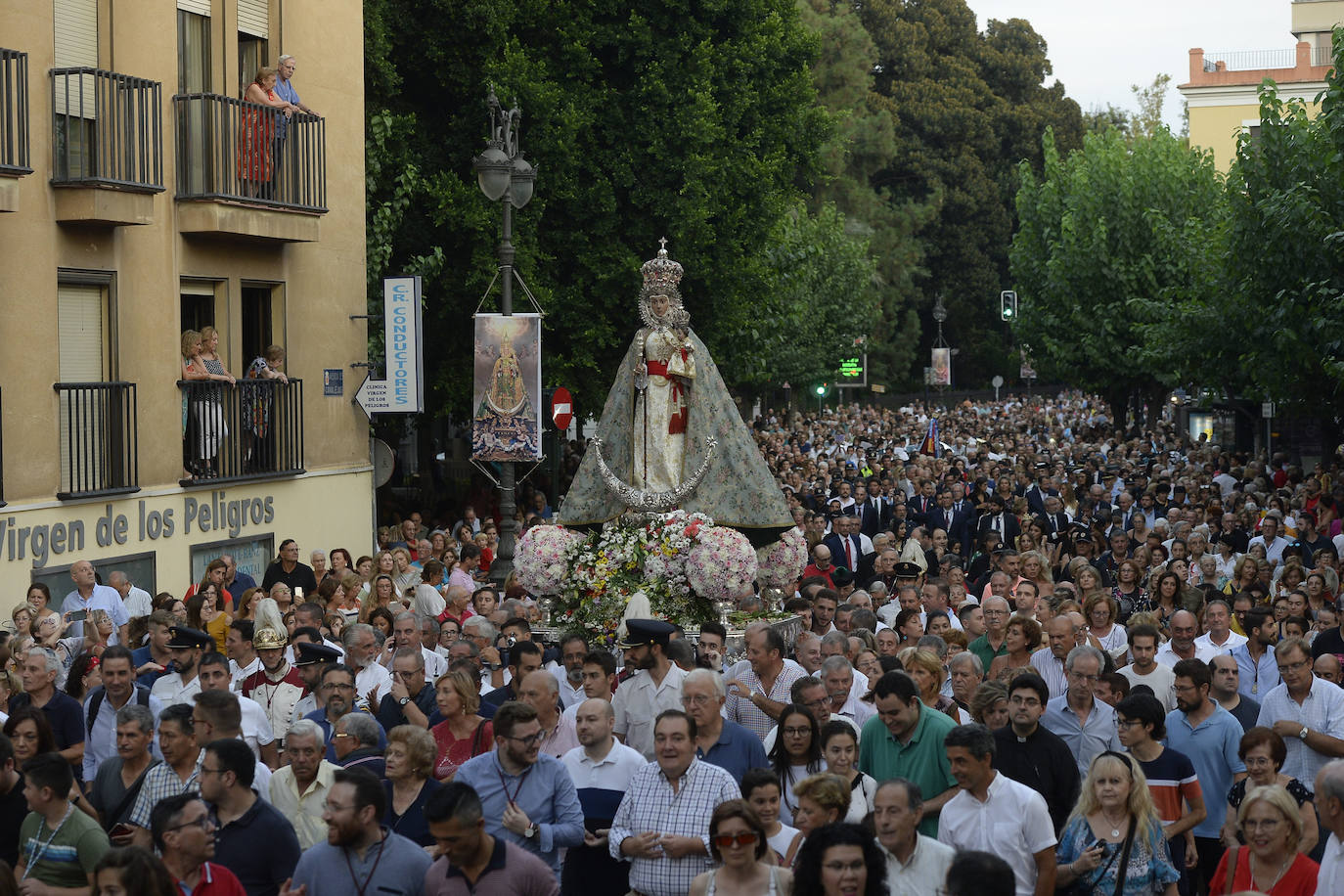 Miles de devotos acompañaron a La Patrona hasta la plaza Cardenal Belluga, donde fue recibida por una petalada formada por 10.000 pétalos de rosa