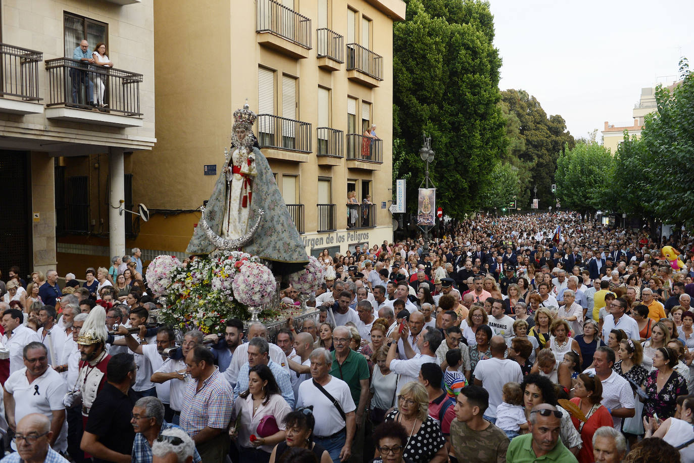 Miles de devotos acompañaron a La Patrona hasta la plaza Cardenal Belluga, donde fue recibida por una petalada formada por 10.000 pétalos de rosa