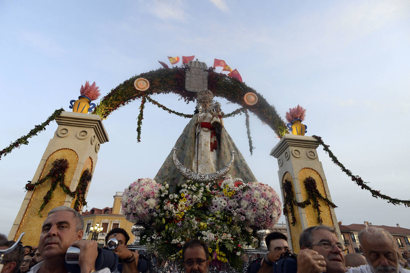 Miles de devotos acompañaron a La Patrona hasta la plaza Cardenal Belluga, donde fue recibida por una petalada formada por 10.000 pétalos de rosa