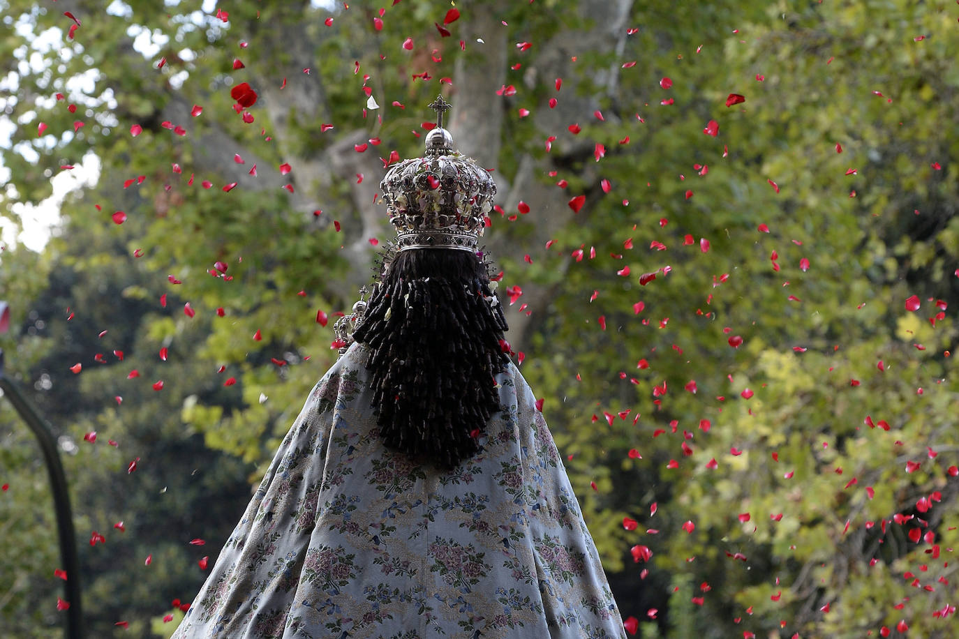 Miles de devotos acompañaron a La Patrona hasta la plaza Cardenal Belluga, donde fue recibida por una petalada formada por 10.000 pétalos de rosa