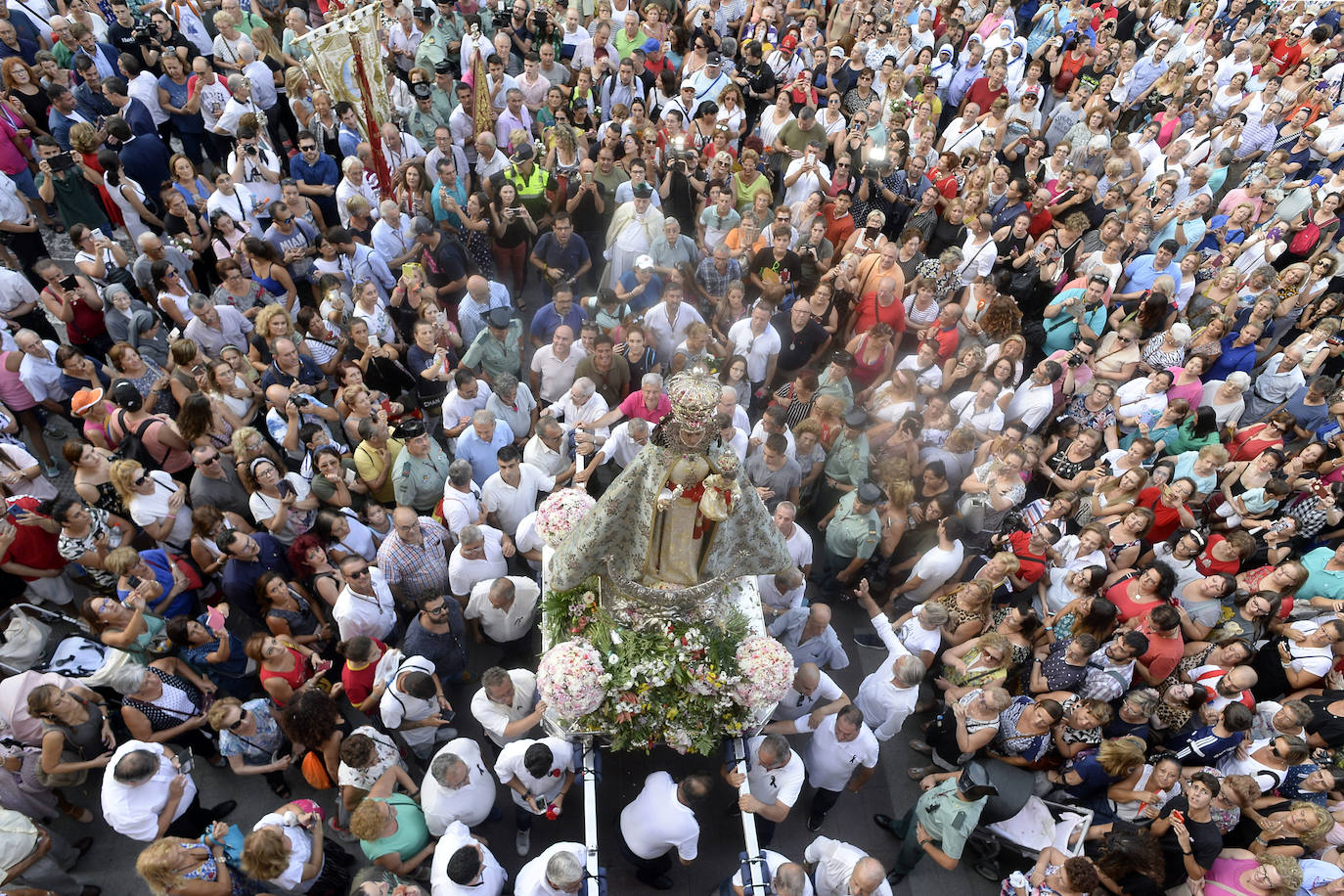 Miles de devotos acompañaron a La Patrona hasta la plaza Cardenal Belluga, donde fue recibida por una petalada formada por 10.000 pétalos de rosa