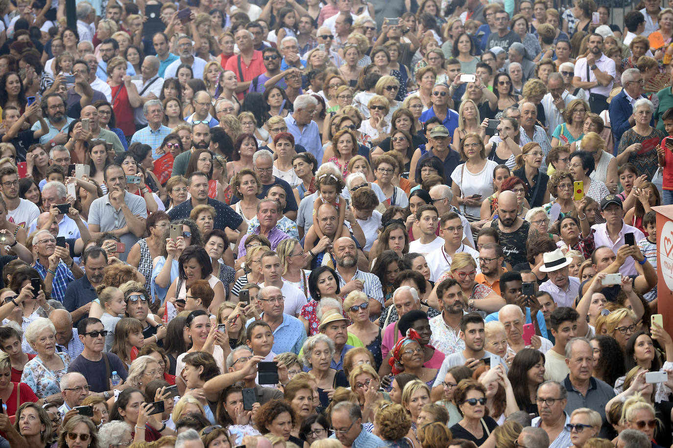 Miles de devotos acompañaron a La Patrona hasta la plaza Cardenal Belluga, donde fue recibida por una petalada formada por 10.000 pétalos de rosa