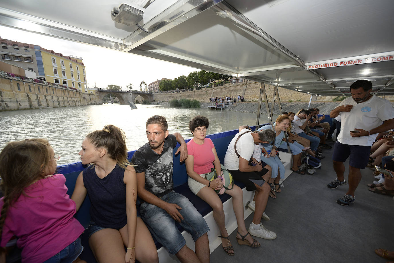 Familias enteras optaron por el paseo en barco gratuito para recorrer el tramo fluvial entre los recintos de La Fica y El Malecón
