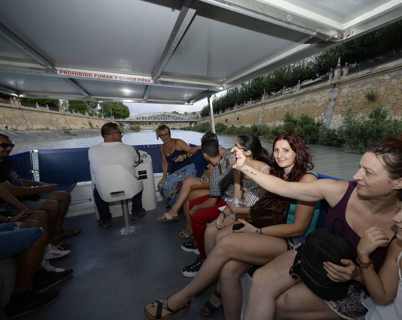Familias enteras optaron por el paseo en barco gratuito para recorrer el tramo fluvial entre los recintos de La Fica y El Malecón