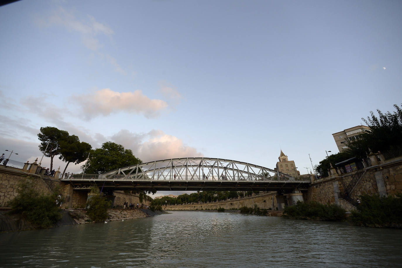 Familias enteras optaron por el paseo en barco gratuito para recorrer el tramo fluvial entre los recintos de La Fica y El Malecón
