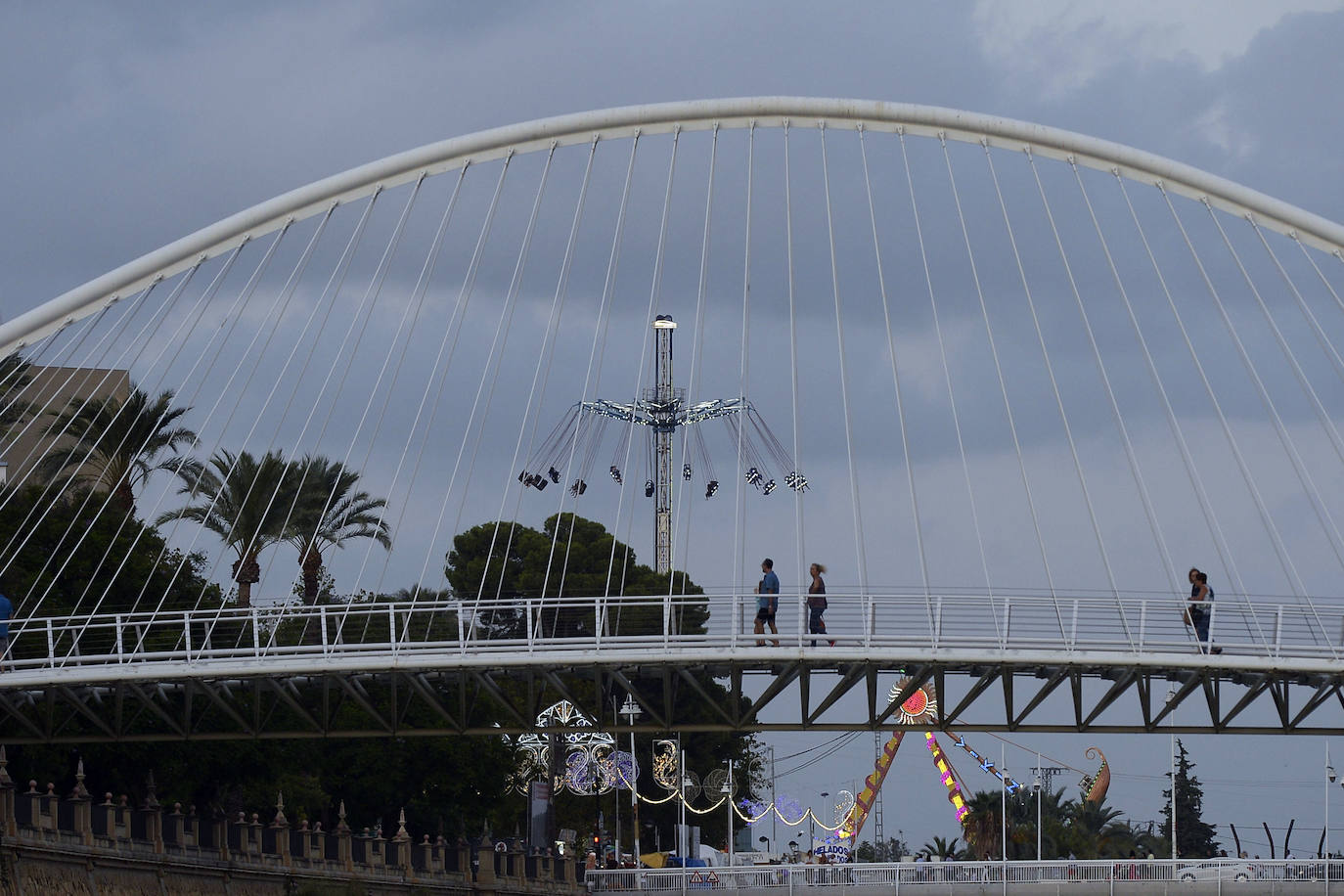 Familias enteras optaron por el paseo en barco gratuito para recorrer el tramo fluvial entre los recintos de La Fica y El Malecón
