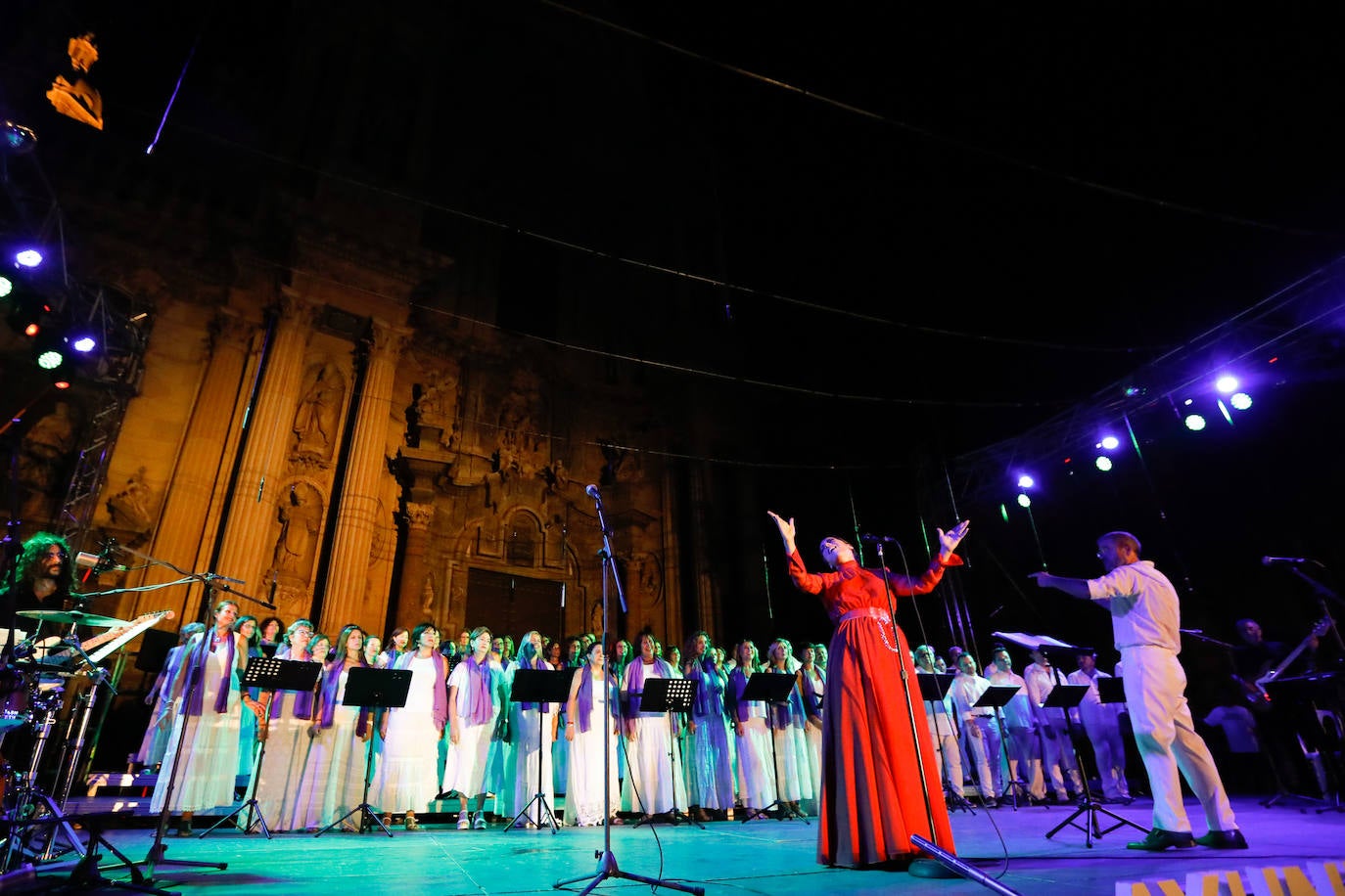 La Coral Discantus y Ruth Lorenzo entonan el pregón más innovador, que abarrotó Belluga